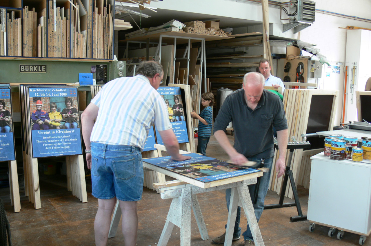 ZF 2009 PlakatAufsteller bauen-11.jpg