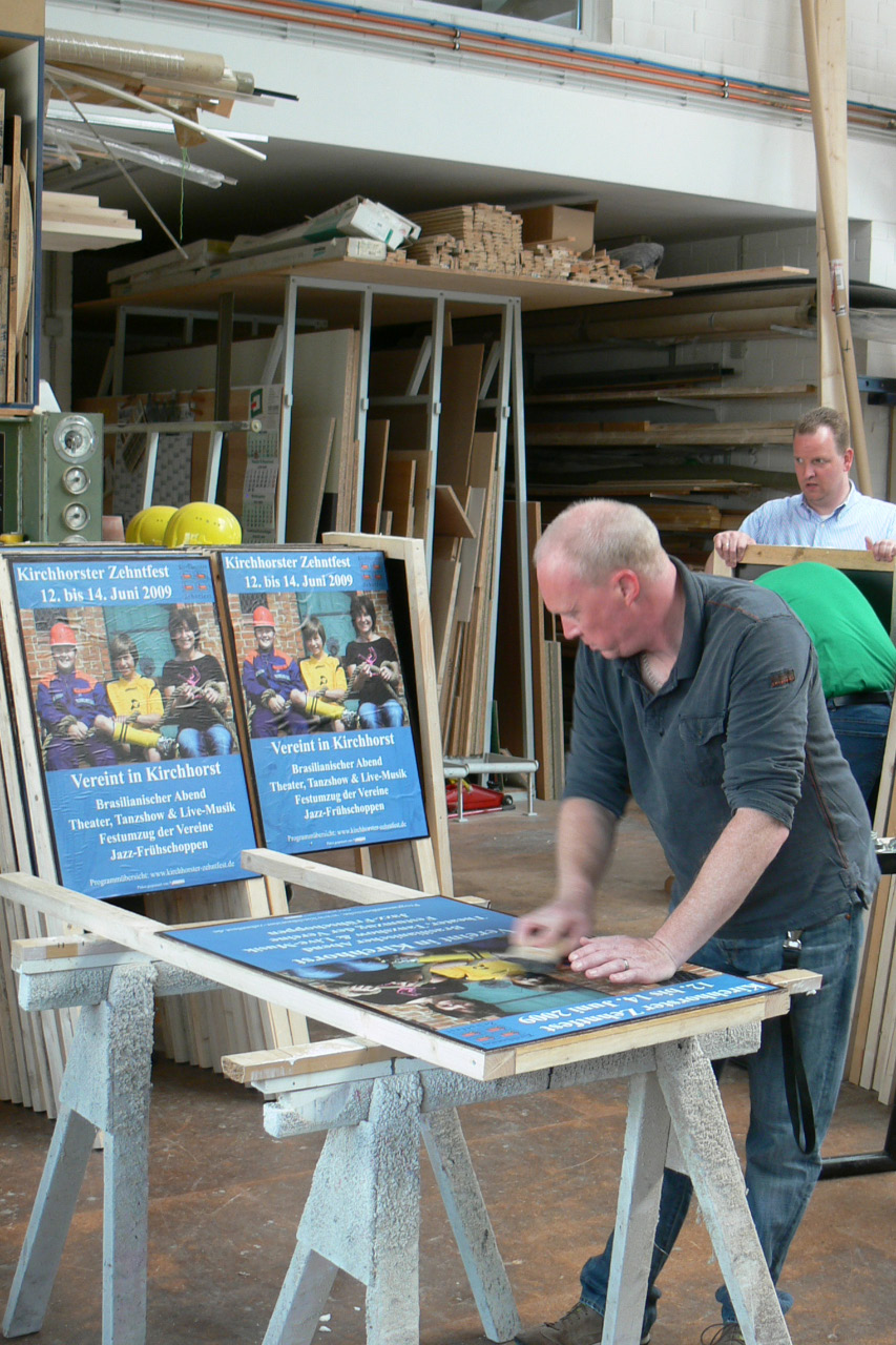 ZF 2009 PlakatAufsteller bauen-12.jpg