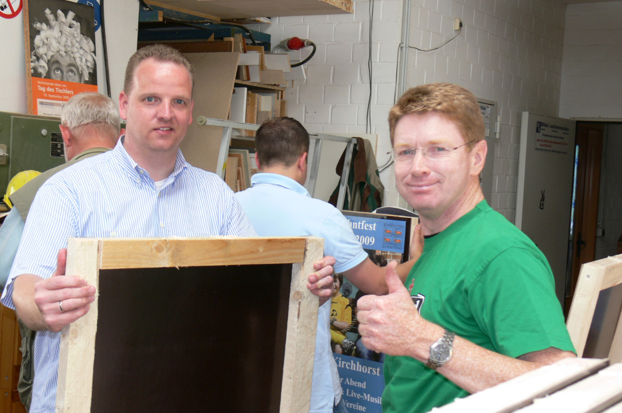 ZF 2009 PlakatAufsteller bauen-15.jpg