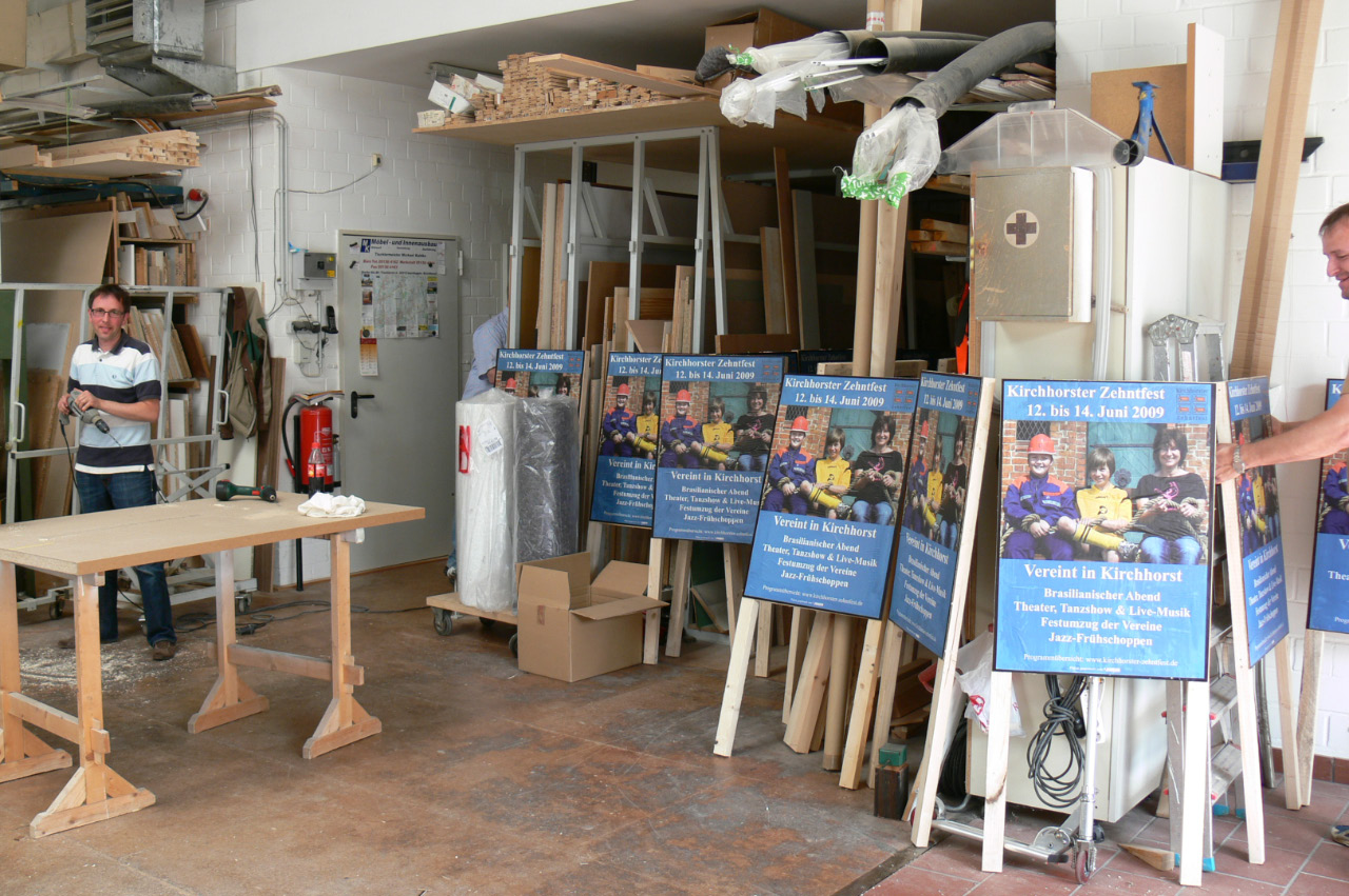 ZF 2009 PlakatAufsteller bauen-16.jpg