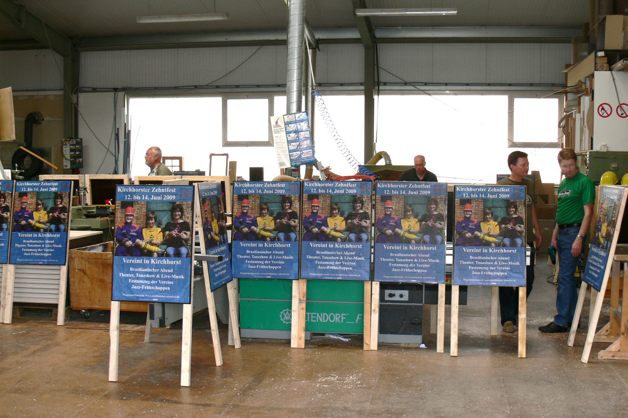 ZF 2009 PlakatAufsteller bauen-18.jpg