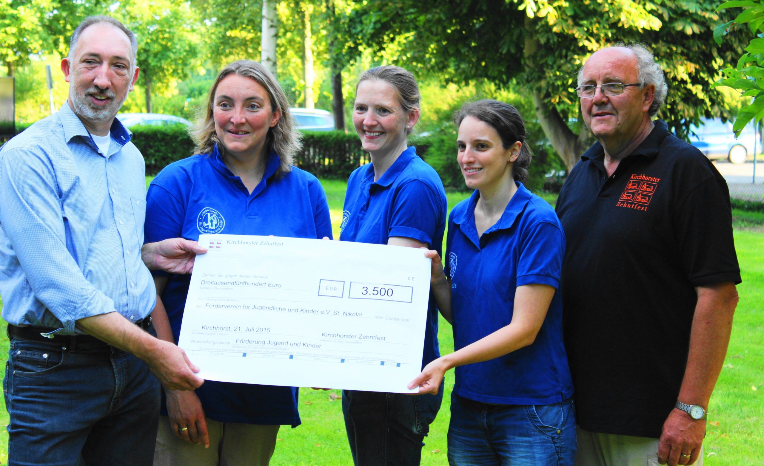 Förderverein JuKi freut sich über Spendenscheck